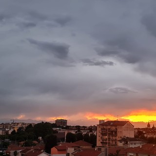 FOTO. Busto, un tramonto luminoso irrompe tra le nubi nel giorno del solstizio