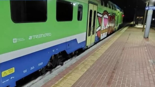 Saronnese “incastrato” dalle telecamere mentre imbratta un treno a Como: denunciato Saronnese “incastrato” dalle telecamere mentre imbratta un treno a Como: denunciato