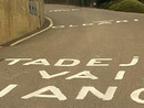 Ciclismo puro: una mano benevola chiede a Pogacar di non farli morire tutti sulla salita delle Cinque Piante che da Oltrona condurrà a Barasso. Più avanti qualcuno inneggia anche Renzo Oldani, patron della Binda