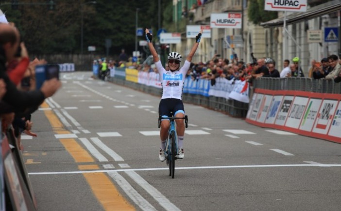 Elisa Longo Borghini esultante in via Sacco nel 2022: la sua rimane l'univa vittoria italiana alla Tre Valli Varesine Women's Race Elisa Longo Borghini esultante in via Sacco nel 2022: la sua rimane l'univa vittoria italiana alla Tre Valli Varesine Women's Race