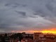 FOTO. Busto, un tramonto luminoso irrompe tra le nubi nel giorno del solstizio