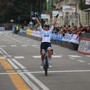 Elisa Longo Borghini esultante in via Sacco nel 2022: la sua rimane l'univa vittoria italiana alla Tre Valli Varesine Women's Race