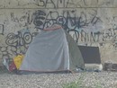 La tenda piazzata a Induno Olona, sotto il ponte della tangenziale La tenda piazzata a Induno Olona, sotto il ponte della tangenziale