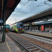 «Treni per Milano, servizio dimezzato ma abbonamenti a tempo pieno: rimborsate ai pendolari gli abbonamenti di giugno» «Treni per Milano, servizio dimezzato ma abbonamenti a tempo pieno: rimborsate ai pendolari gli abbonamenti di giugno»