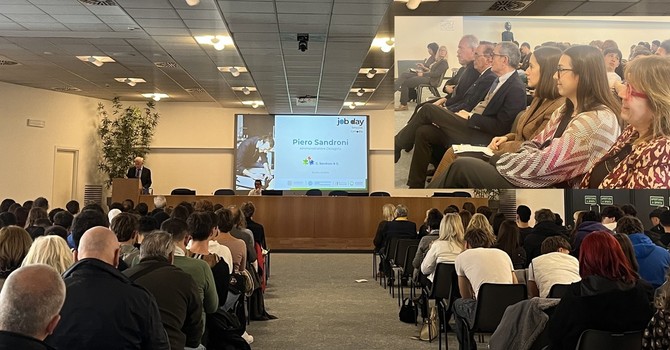 VIDEO. Il tessile fa emozionare 120 giovani: «Abbiamo bisogno di voi e dei vostri colori»
