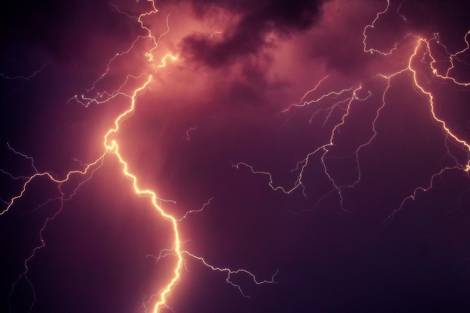 METEO. Due giorni di nuvole e pioggia, poi il vento. E da mercoledì occhio ai temporali METEO. Due giorni di nuvole e pioggia, poi il vento. E da mercoledì occhio ai temporali