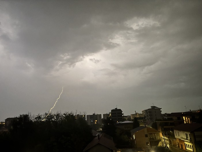 LA FOTO. E temporale sia. Con sollievo per le temperature e un po' di emozione da bambini LA FOTO. E temporale sia. Con sollievo per le temperature e un po' di emozione da bambini