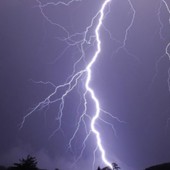Dopo il vento e i fulmini di ieri, oggi ci attendono altri temporali. Minima della notte sotto i 20 gradi