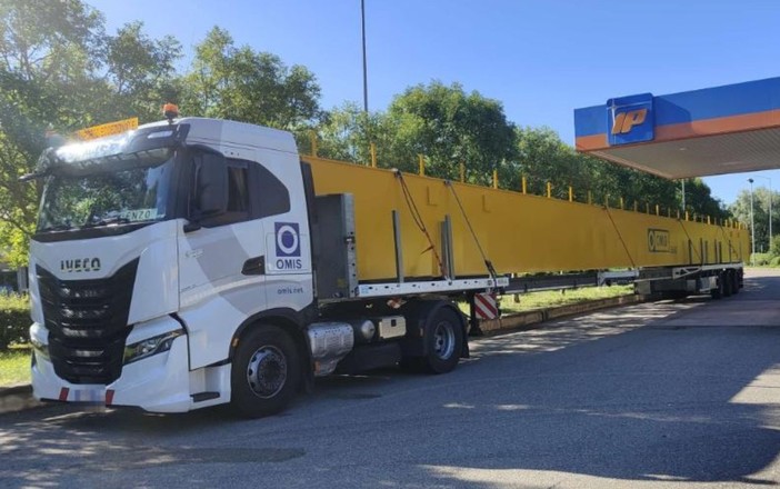 Trasporto eccezionale lungo 40 metri e pesante 42 tonnellate