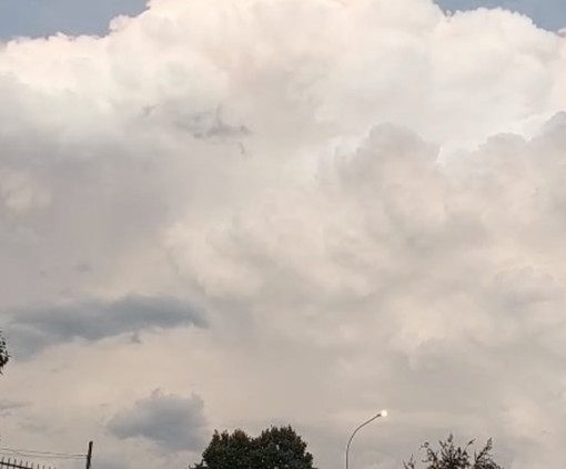 VIDEO. Quelle nuvole trafitte dai fulmini VIDEO. Quelle nuvole trafitte dai fulmini
