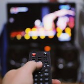Prima serata: perché resta uno degli appuntamenti più importanti della televisione Prima serata: perché resta uno degli appuntamenti più importanti della televisione