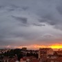 FOTO. Busto, un tramonto luminoso irrompe tra le nubi nel giorno del solstizio