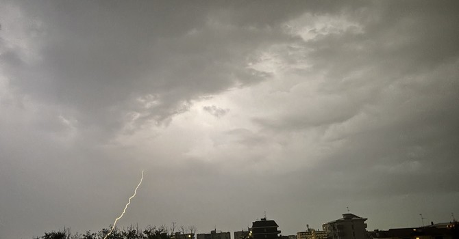 LA FOTO. E temporale sia. Con sollievo per le temperature e un po' di emozione da bambini LA FOTO. E temporale sia. Con sollievo per le temperature e un po' di emozione da bambini