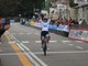 Elisa Longo Borghini esultante in via Sacco nel 2022: la sua rimane l'univa vittoria italiana alla Tre Valli Varesine Women's Race
