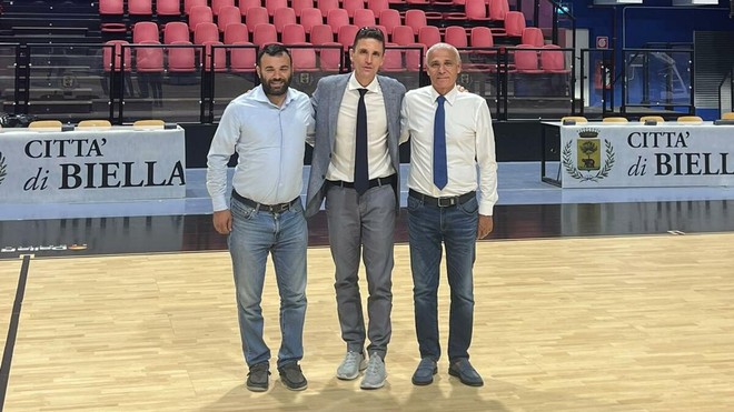 Nella foto, al centro il presidente Uyba Andrea Saini con l'assessore allo sport Moscarola e l'assessore al bilancio Paraggio del Comune di Biella Nella foto, al centro il presidente Uyba Andrea Saini con l'assessore allo sport Moscarola e l'assessore al bilancio Paraggio del Comune di Biella