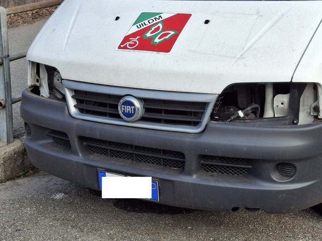Uildm a Legnano perseguitata dai furti: ora spariscono i fari del pulmino