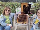 Ornella con sua figlia: oggi ha portato a casa Fumo (nel riquadro)