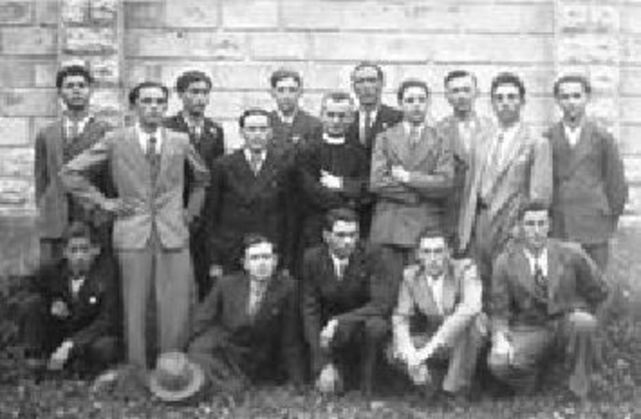 Oratoriani con il coadiutore don Rinaldo Ponti, c. 1938. Oratoriani con il coadiutore don Rinaldo Ponti, c. 1938.