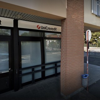 La filiale di via Gasparoli dell'Unicredit di Cassano Magnago (foto da Google Street View)