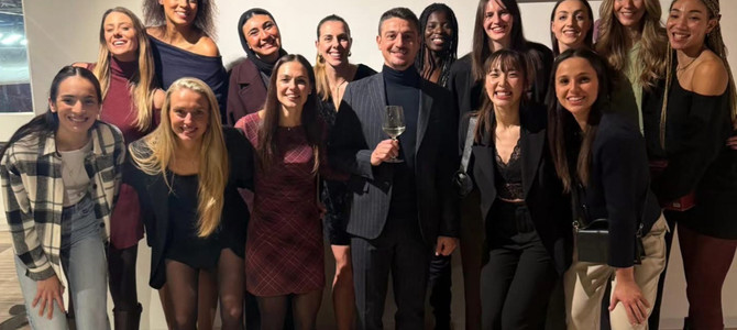 Festa di Natale e brindisi natalizio per le farfalle di Busto a Casa Uyba, giovedì sera (foto da Facebook del direttore generale Mattia Moro)