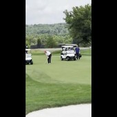 Trump e il colpo vincente a golf: "Io ho talento e voi no"﻿