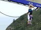 Con 600 monkey bar attraversa un ponte a 200 metri d'altezza: l'impresa di van Tonder
