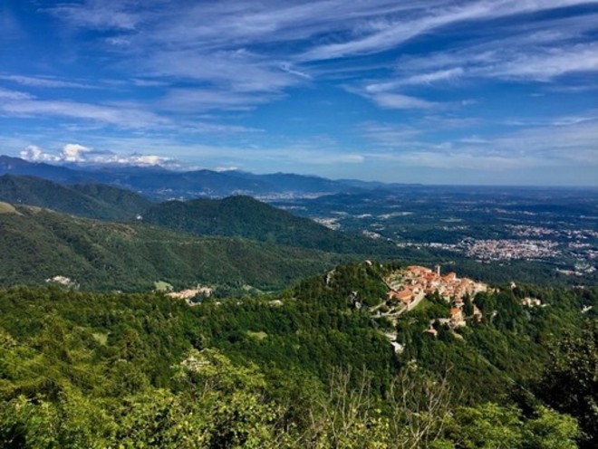 Caruso: «Il Campo dei Fiori è un altare verde affacciato su Varese. Sostenerlo significa dare valore alla Lombardia che crede nei territori e nella bellezza»