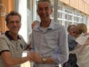 Luca Vergani stringe la mano al vincitore, Marco Scazzosi