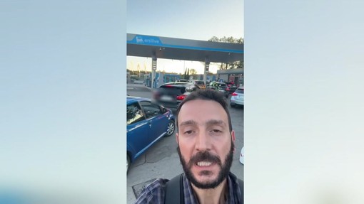 Tetto al prezzo Eni e file ai distributori, la coda a via Cristoforo Colombo a Roma
