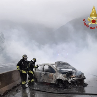 Va a sbattere in superstrada e l'auto viene distrutta dalle fiamme