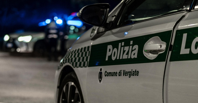 Sale sul tetto ghiacciato e minaccia di gettarsi, donna salvata da due agenti della polizia locale di Vergiate