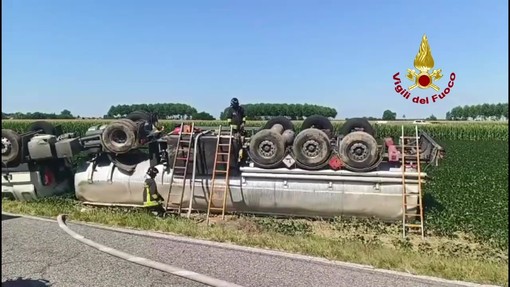 Udine, autocisterna piena di benzina si ribalta: l'operazione di travaso dei Vigili del Fuoco