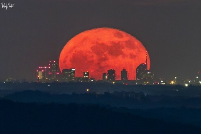 La foto della Luna rossa che attraversa lo skyline di Milano è nata sulle alture del lago Maggiore