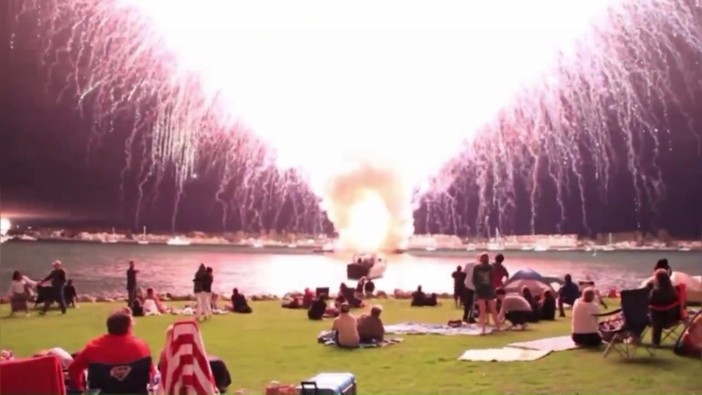 4 luglio negli Usa, i fuochi si accendono tutti insieme: la maxi esplosione 4 luglio negli Usa, i fuochi si accendono tutti insieme: la maxi esplosione