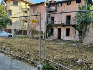 L'immobile che sorge tra via Solferino e via Montebello