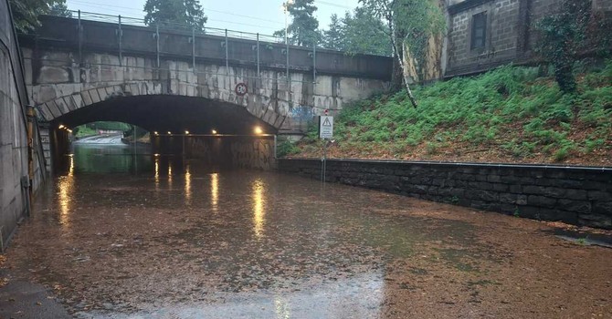 Nell'acqua di via Tasso galleggiavano anche tante foglie ieri