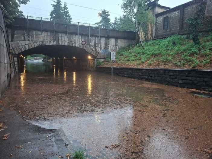 Nell'acqua di via Tasso galleggiavano anche tante foglie ieri Nell'acqua di via Tasso galleggiavano anche tante foglie ieri