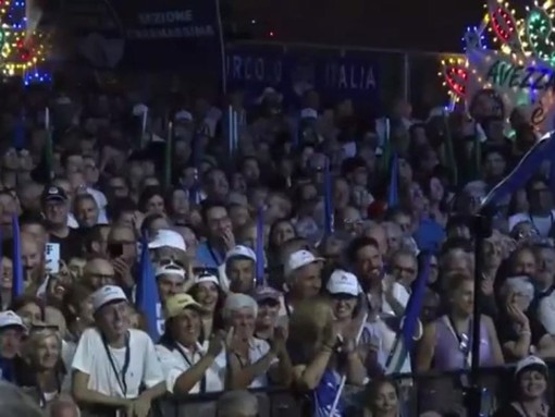 "Ti richiamo...", Meloni e la telefonata della figlia durante il comizio