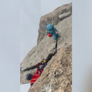Due alpinisti bloccati sul Dente Gigante in Valle d'Aosta, le immagini dei soccorsi
