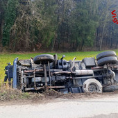 Il camion ribaltato a Viggiù