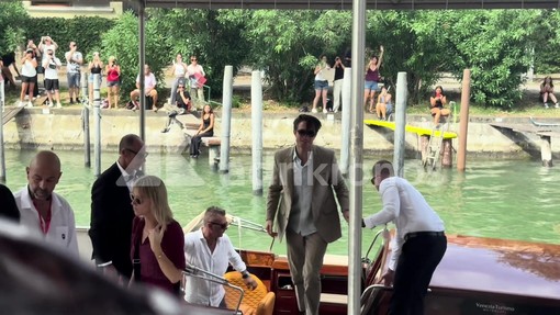 Venezia 83, bagno di folla per Robert Pattinson: l'arrivo al Lido per 'Primetime'