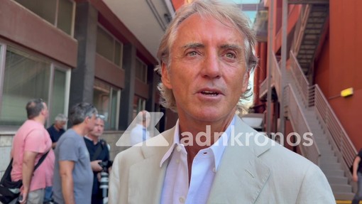 Mancini ct dell'Italia? La 'melina': "Devo allenare Nazionale Politici"