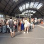 Viaggiatori chiedono informazioni agli addetti a Milano Centrale
