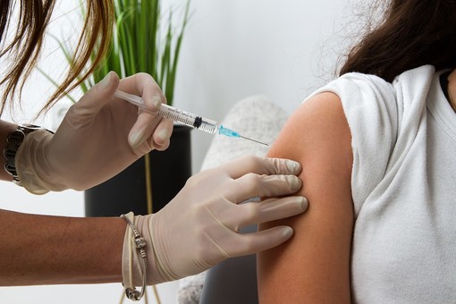 Vaccino per i ragazzi tra i 12 e i 19 anni: in Lombardia ha aderito il 65%