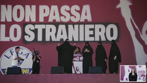 Donne in burqa sul palco di Pontida, lo show anti-islamizzazione