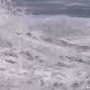 Il baby baywatch e il salvataggio eroico tra le onde del Pacifico