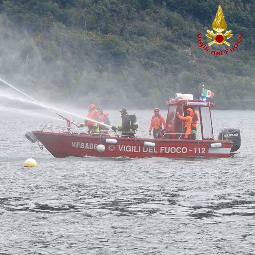 FOTO. Motoscafo abbordato e barca in fiamme: spettacolare esercitazioni sulle acque del lago Maggiore