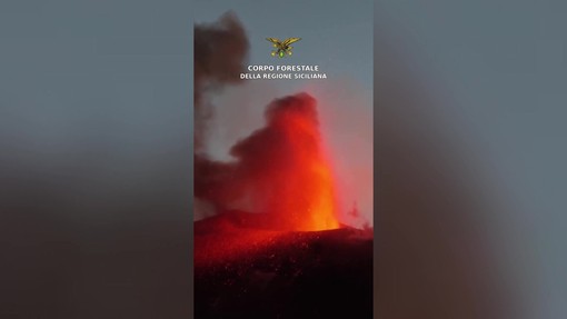 Etna, nuova bocca eruttiva nella Valle del Bove: le immagini Etna, nuova bocca eruttiva nella Valle del Bove: le immagini