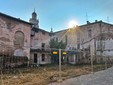 L'immobile che sorge tra via Solferino e via Montebello