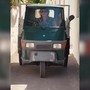 Mick Jagger 'pilota', alla guida di un'Ape tra i vicoli di Stromboli Mick Jagger 'pilota', alla guida di un'Ape tra i vicoli di Stromboli